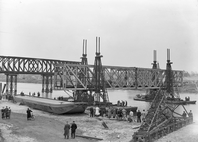 152715 Afbeelding van de werkzaamheden ten behoeve van het herstel van oorlogsschade aan de spoorbrug over de Maas te Venlo.